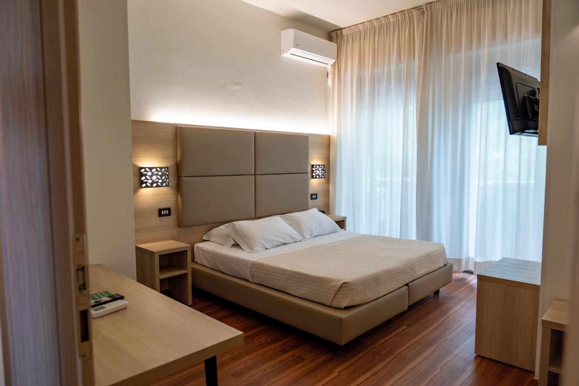 Hotel St Gregory Park Rimini Bagian luar foto