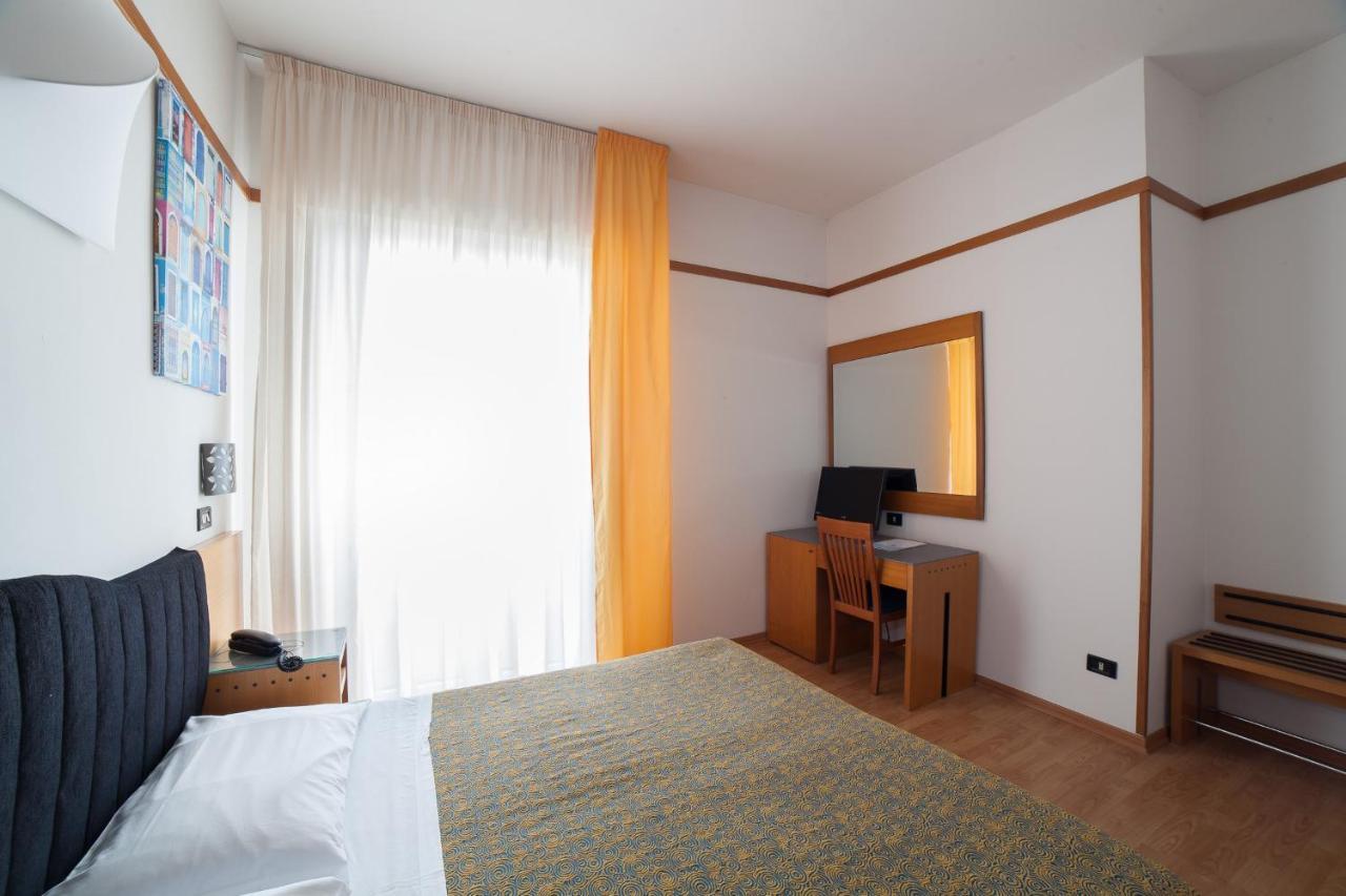 Hotel St Gregory Park Rimini Bagian luar foto